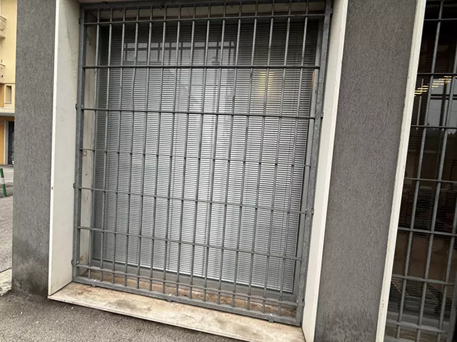 Immagine 13 di Negozio in vendita  a Padova