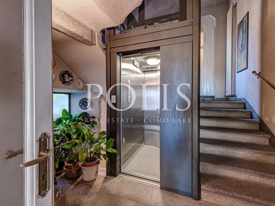 Immagine 32 di Villa in vendita  a Como