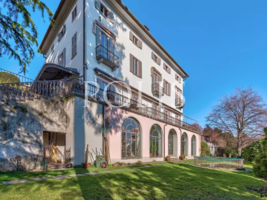 Immagine 38 di Villa in vendita  a Como