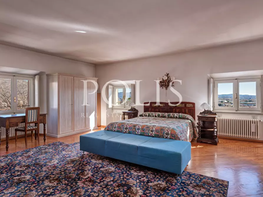 Immagine 39 di Villa in vendita  a Como