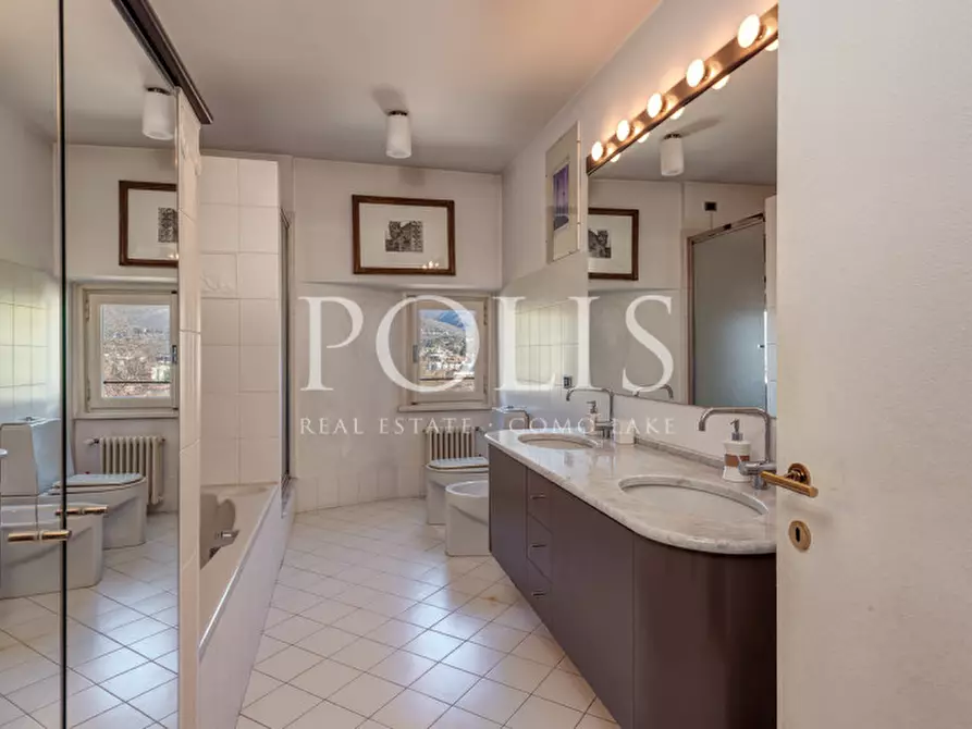 Immagine 41 di Villa in vendita  a Como