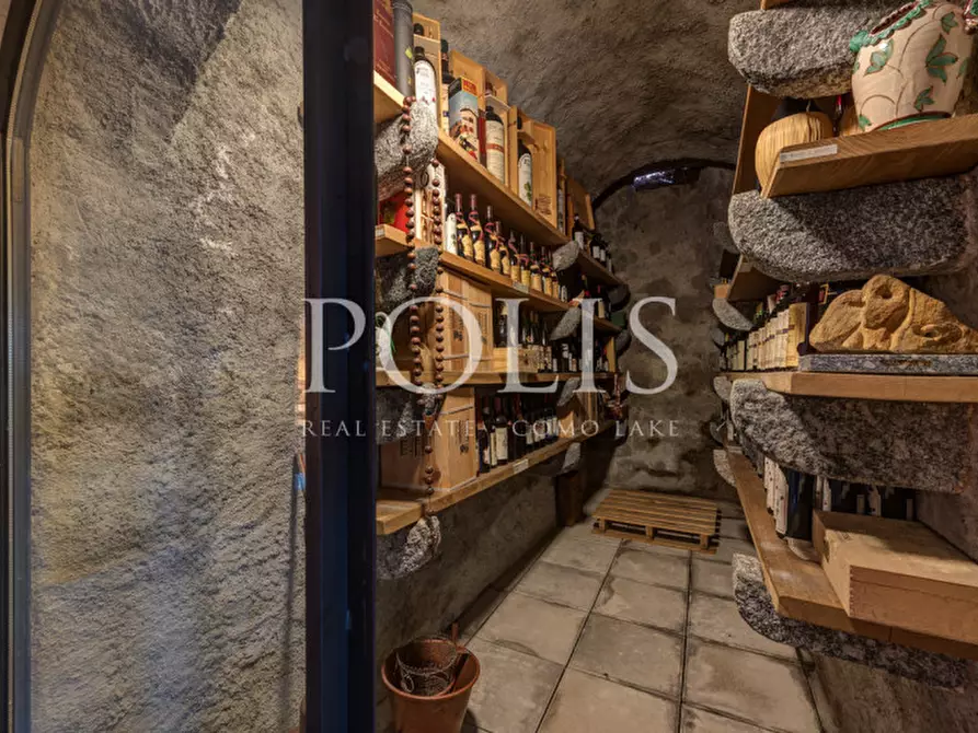 Immagine 43 di Villa in vendita  a Como