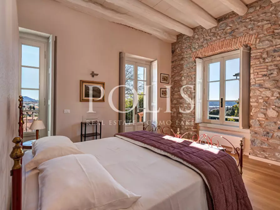 Immagine 50 di Villa in vendita  a Como