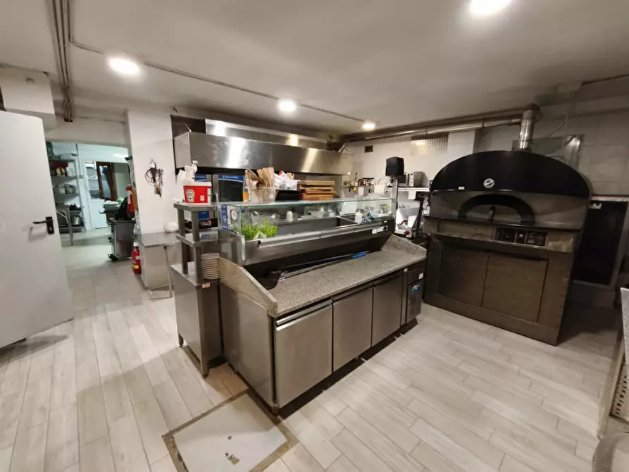 Immagine 2 di Negozio in vendita  a Andria