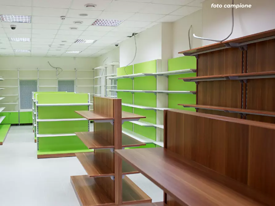 Immagine 11 di Negozio in affitto  a Costabissara