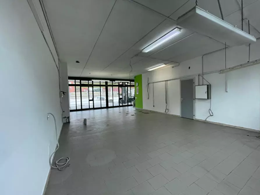 Immagine 10 di Negozio in vendita  in Via dei Gerani a Senigallia