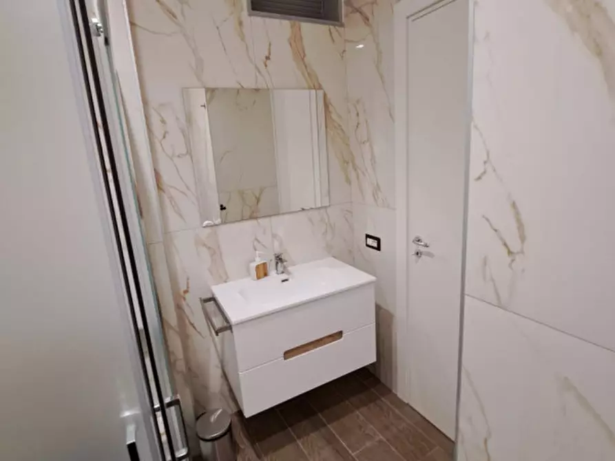 Immagine 10 di Camera in affitto  in via Alessandro Poerio a Napoli