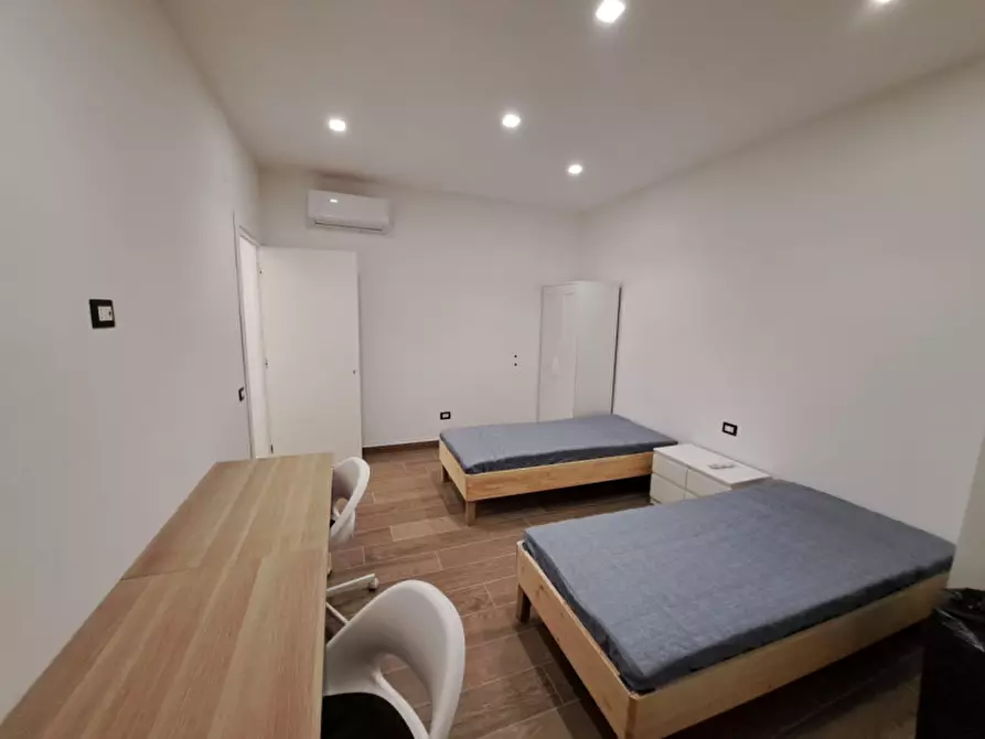 Immagine 11 di Camera in affitto  in via Alessandro Poerio a Napoli