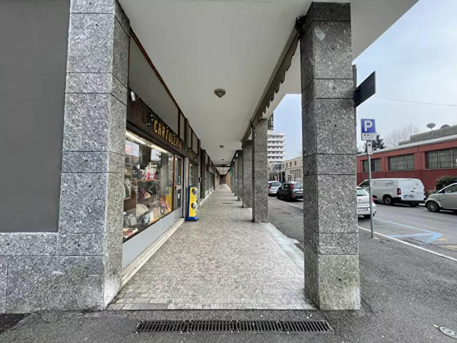 Immagine 8 di Attività commerciale in vendita  in Viale Filippo Meda 23 a Rho