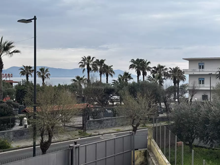 Immagine 1 di Appartamento in affitto  in via litoranea a Torre Del Greco