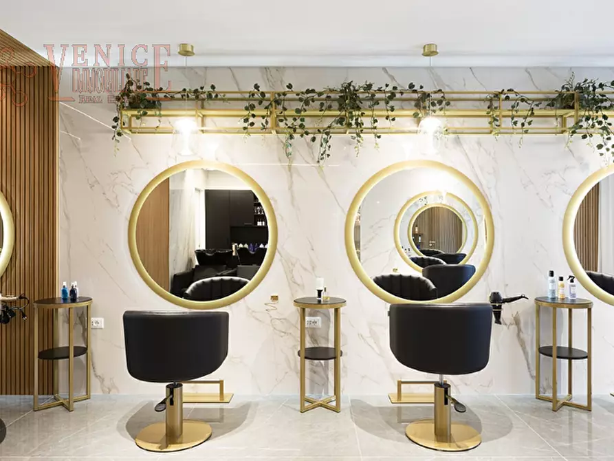 Immagine 5 di Attività commerciale in vendita  a Venezia