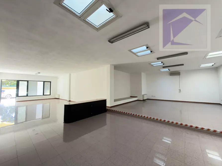 Immagine 1 di Negozio in affitto  a Piombino Dese