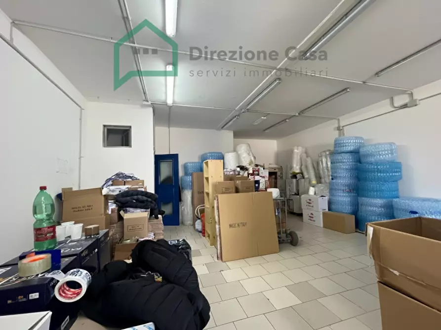 Immagine 5 di Negozio in vendita  in VIA GENERALE FRANCESCO PIGNATELLI a Napoli