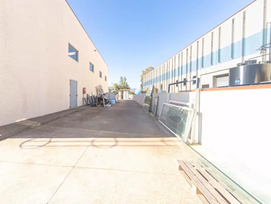 Immagine 18 di Capannone industriale in vendita  a Olbia