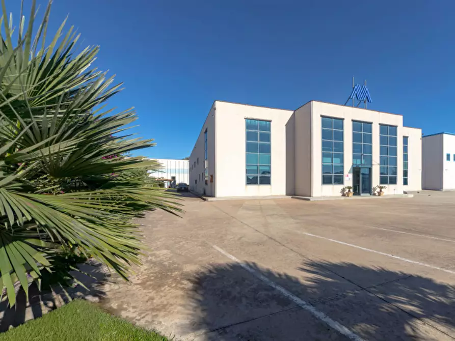Immagine 23 di Capannone industriale in vendita  a Olbia