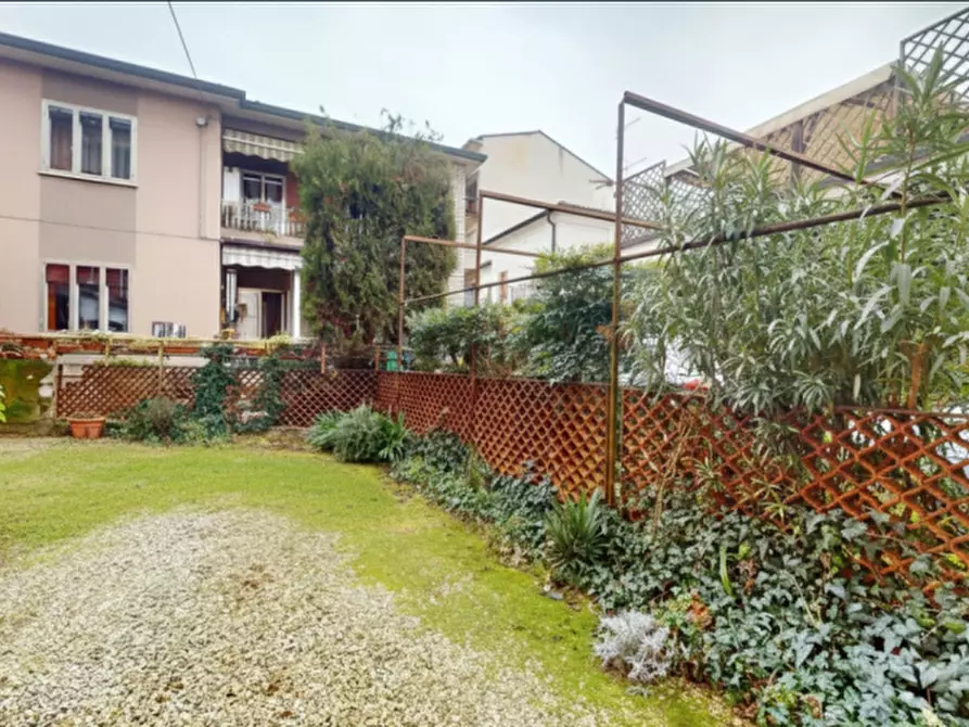 Immagine 11 di Casa trifamiliare in vendita  in Via Nino Bixio a Vicenza