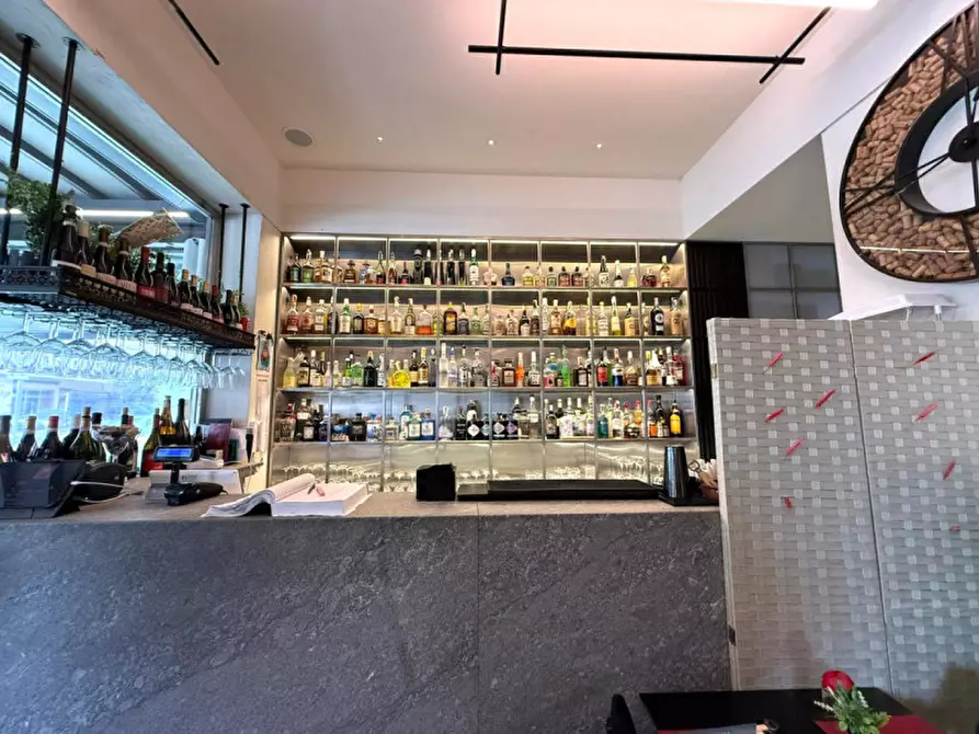 Immagine 5 di Negozio in vendita  in Via Notarbartolo 1f a Palermo