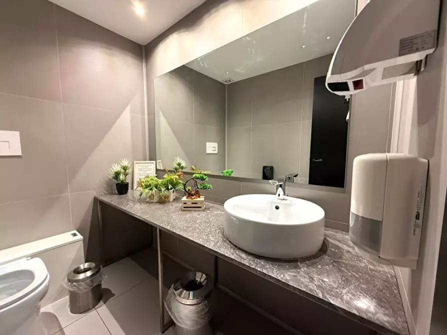 Immagine 15 di Negozio in vendita  in Via Notarbartolo 1f a Palermo