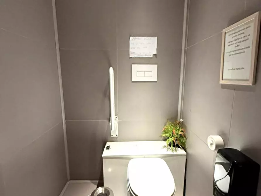 Immagine 16 di Negozio in vendita  in Via Notarbartolo 1f a Palermo