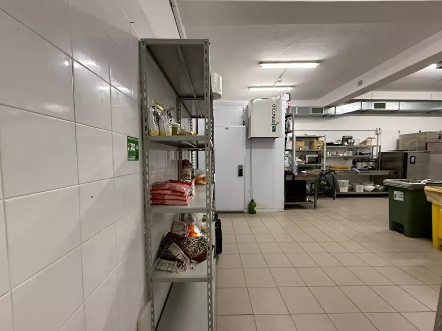 Immagine 21 di Negozio in vendita  in Via Notarbartolo 1f a Palermo