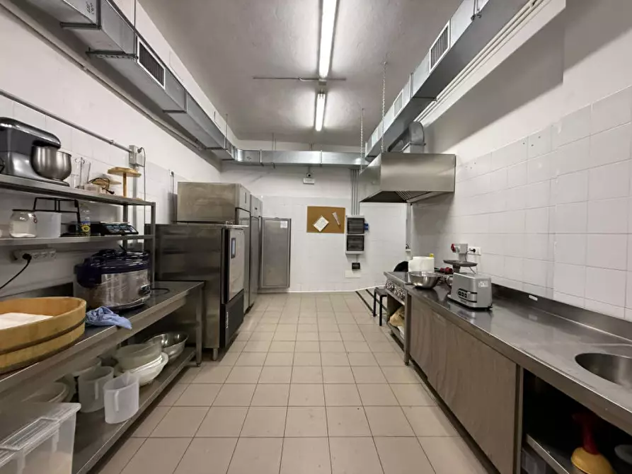 Immagine 22 di Negozio in vendita  in Via Notarbartolo 1f a Palermo