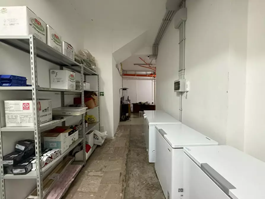 Immagine 24 di Negozio in vendita  in Via Notarbartolo 1f a Palermo