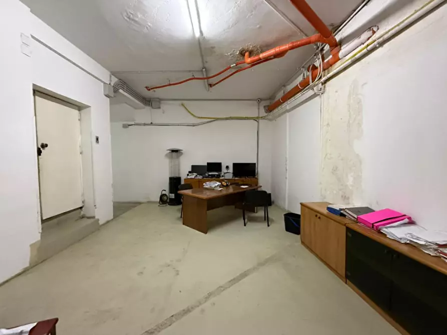 Immagine 25 di Negozio in vendita  in Via Notarbartolo 1f a Palermo