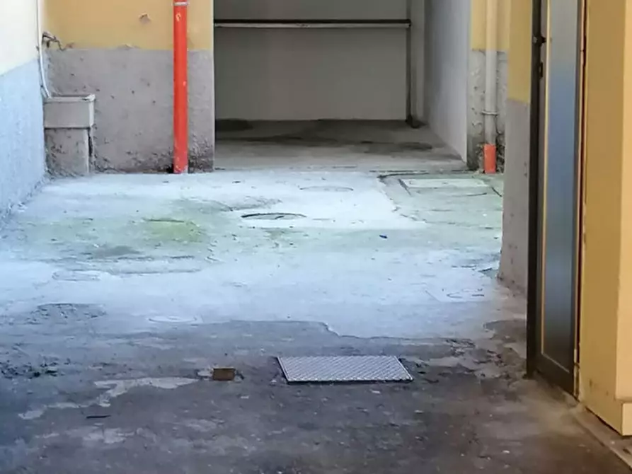 Immagine 1 di Garage in vendita  in Via Leopoldo Pellas, 50141 a Firenze