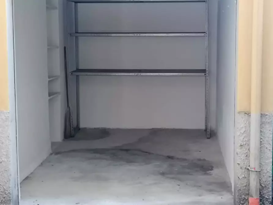 Immagine 2 di Garage in vendita  in Via Leopoldo Pellas, 50141 a Firenze