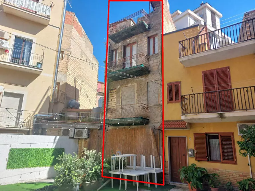Immagine 1 di Palazzo in vendita  in Vico Ficicchia, 93012 Gela CL, Italia a Gela