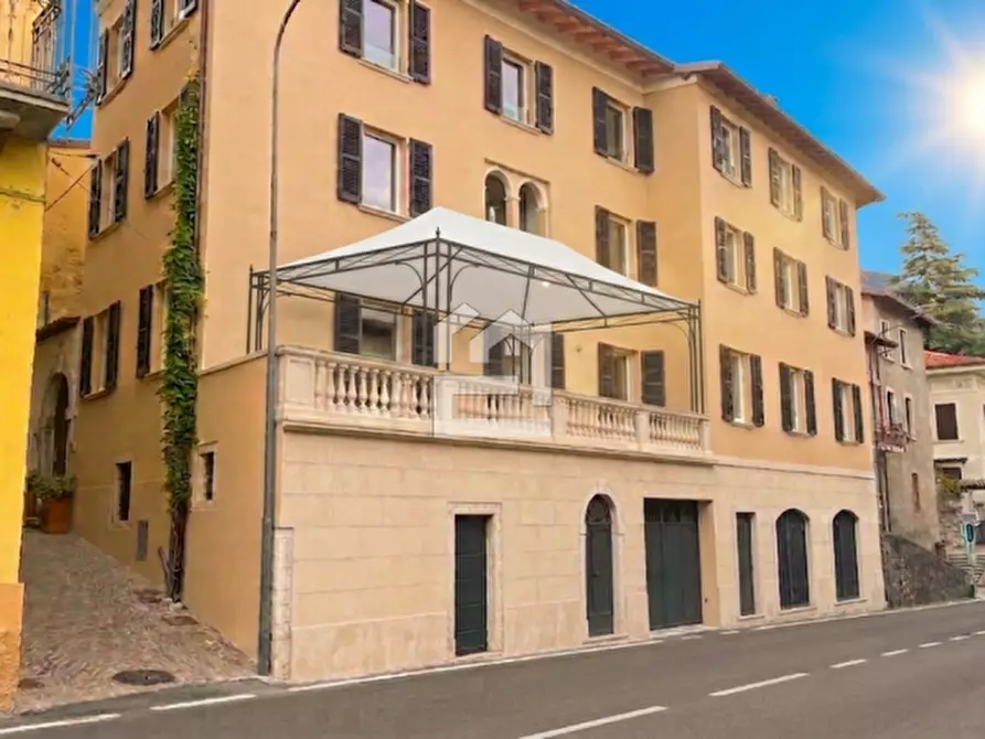 Immagine 1 di Palazzo in vendita  in Via della Libertà a Gargnano