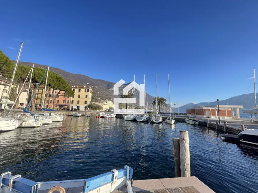 Immagine 2 di Palazzo in vendita  in Via della Libertà a Gargnano