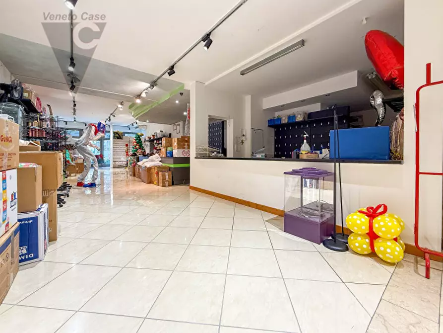 Immagine 1 di Negozio in affitto  a Mestrino