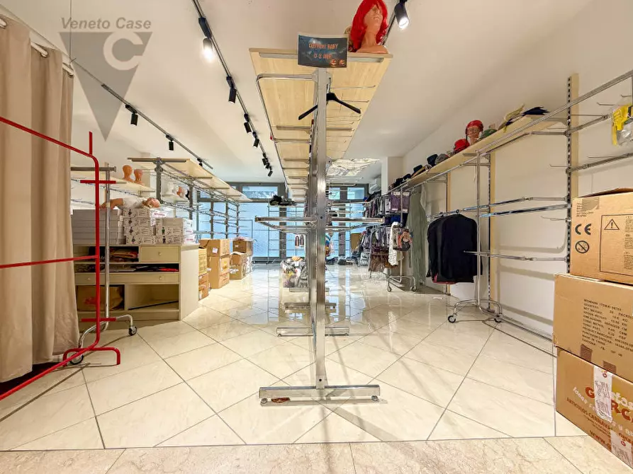Immagine 8 di Negozio in affitto  a Mestrino