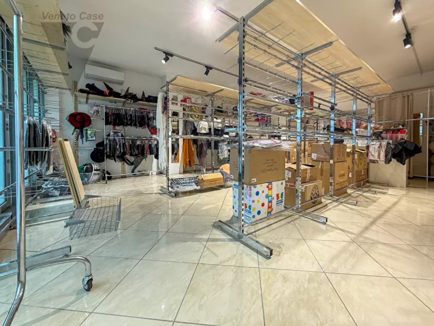 Immagine 9 di Negozio in affitto  a Mestrino