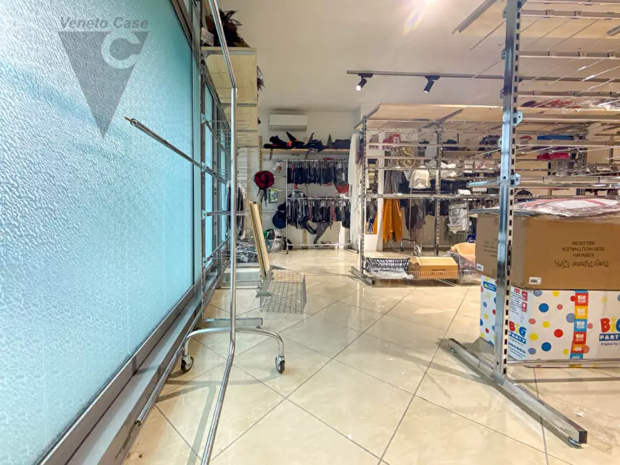 Immagine 10 di Negozio in affitto  a Mestrino