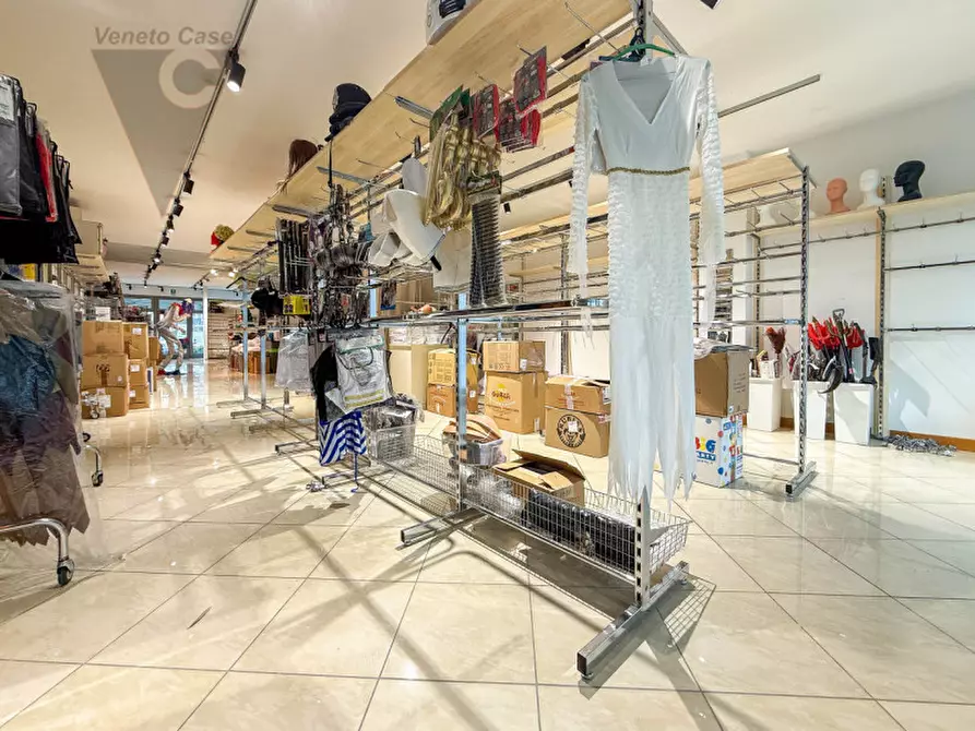 Immagine 11 di Negozio in affitto  a Mestrino