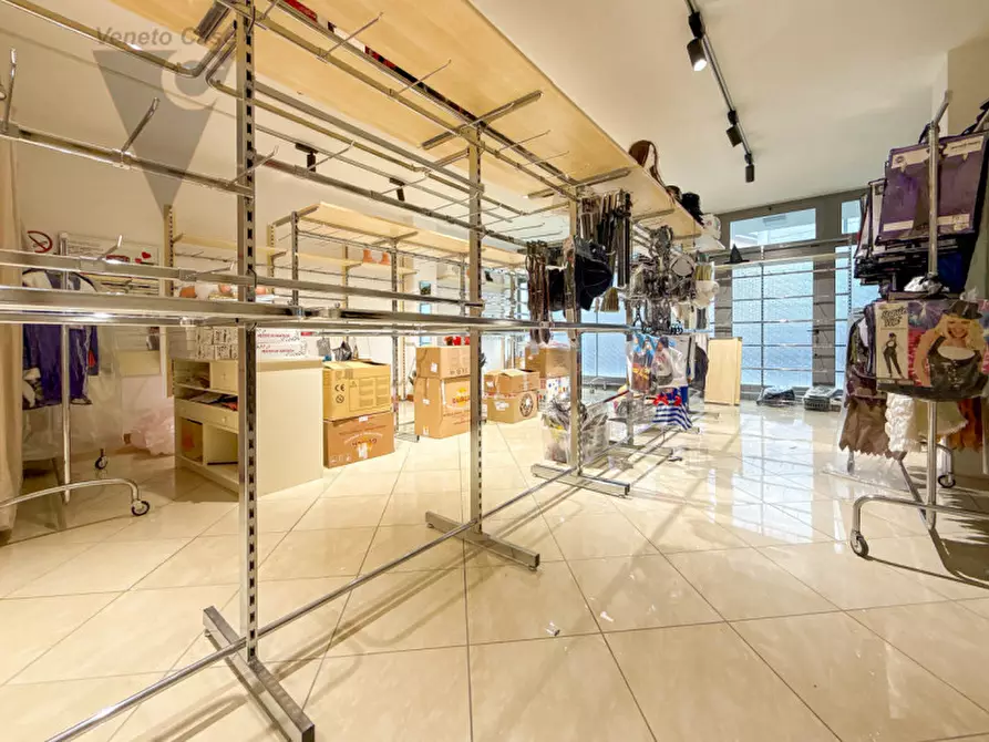 Immagine 12 di Negozio in affitto  a Mestrino