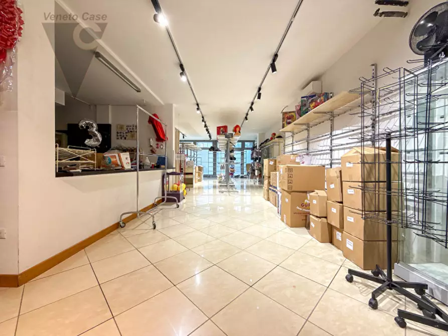 Immagine 13 di Negozio in affitto  a Mestrino