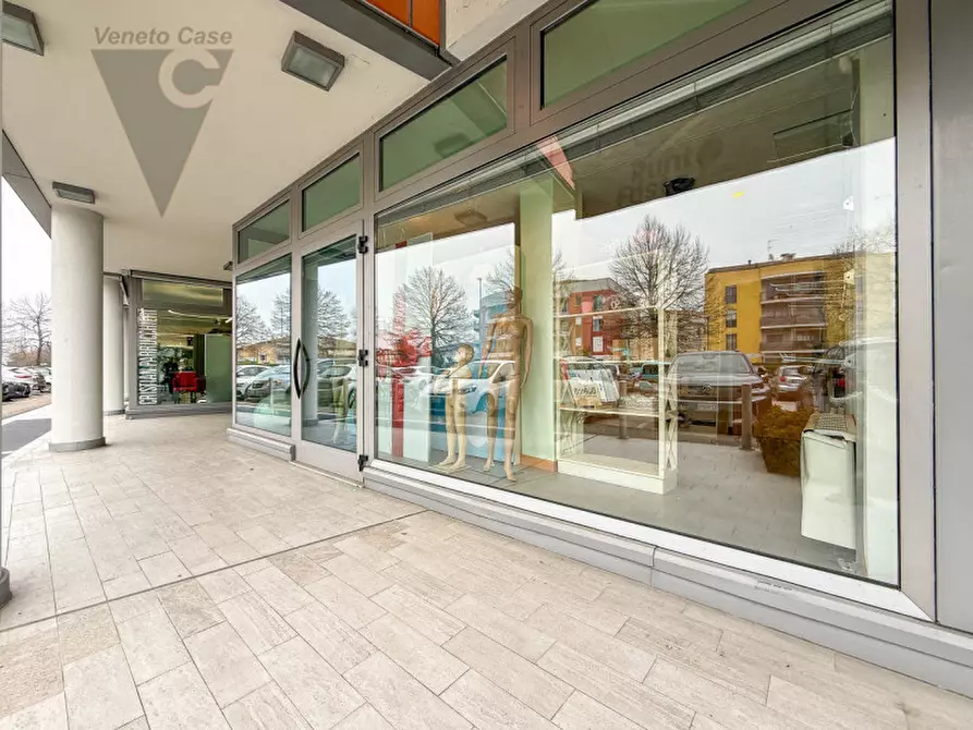 Immagine 1 di Negozio in affitto  a Mestrino