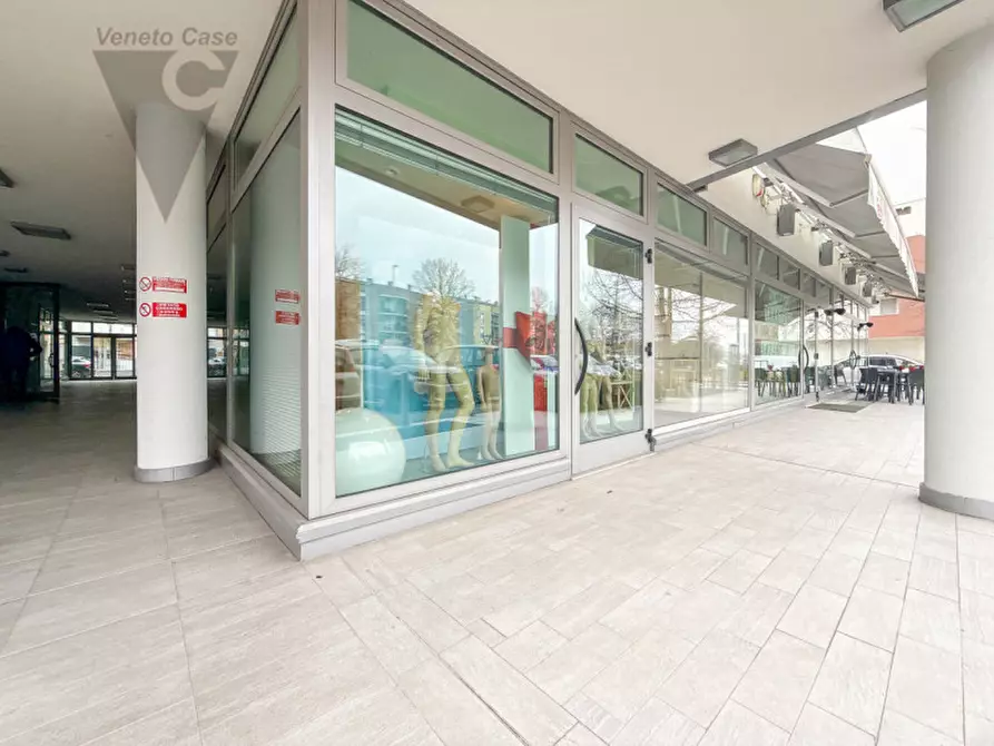 Immagine 2 di Negozio in affitto  a Mestrino