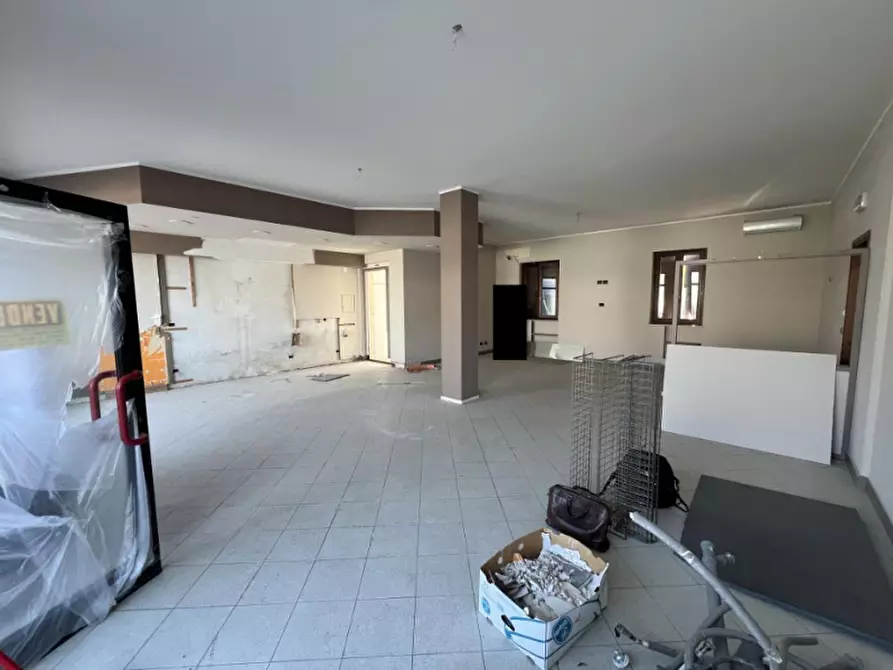 Immagine 3 di Negozio in vendita  in Via Magellano 12e a Negrar di Valpolicella