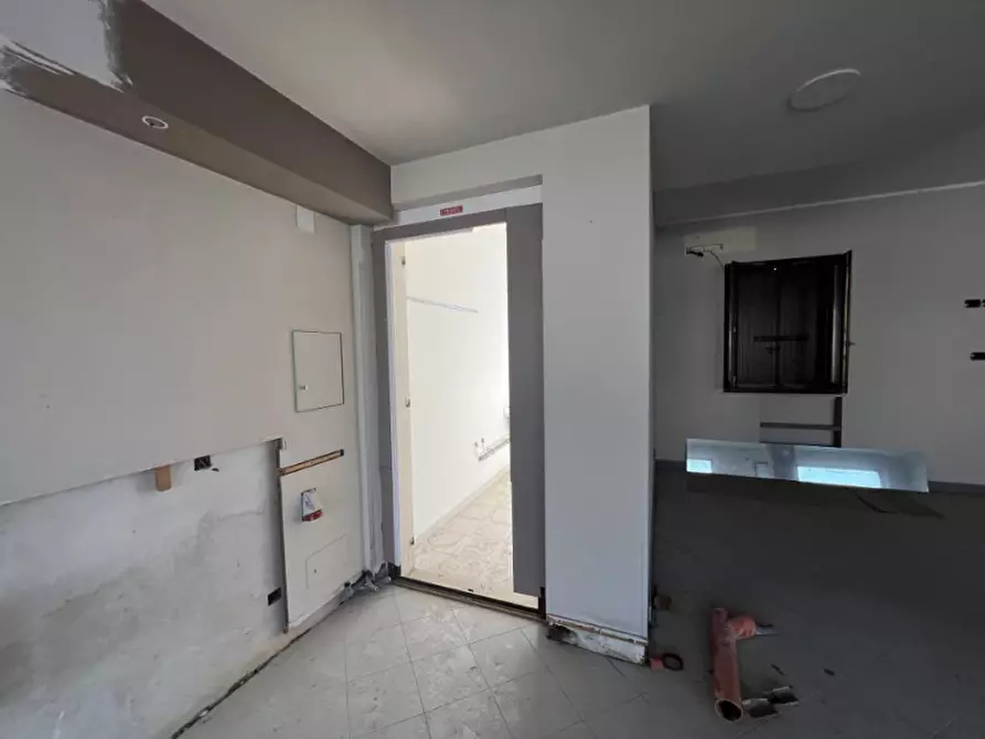 Immagine 7 di Negozio in vendita  in Via Magellano 12e a Negrar di Valpolicella