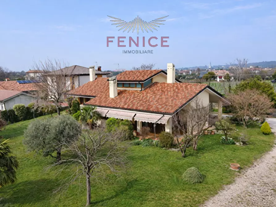 Immagine 1 di Villa in vendita  in via Tezzon 4 a Montebelluna