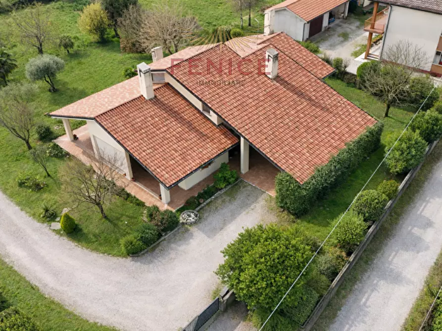 Immagine 3 di Villa in vendita  in via Tezzon 4 a Montebelluna