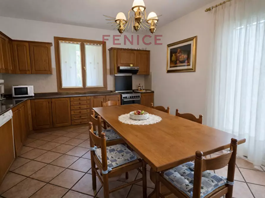 Immagine 10 di Villa in vendita  in via Tezzon 4 a Montebelluna