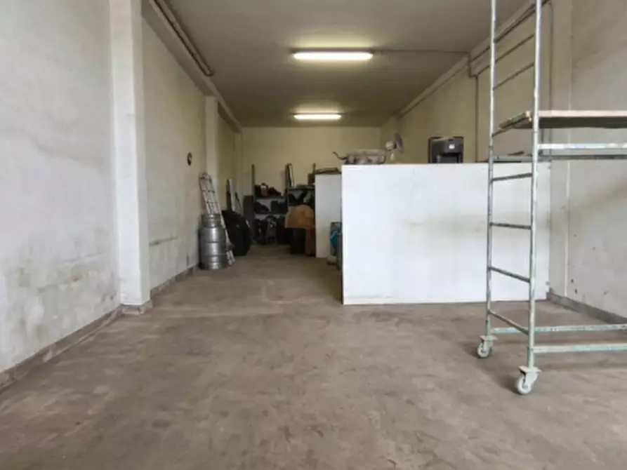 Immagine 5 di Magazzino in vendita  in Via degli Astronauti a Fasano
