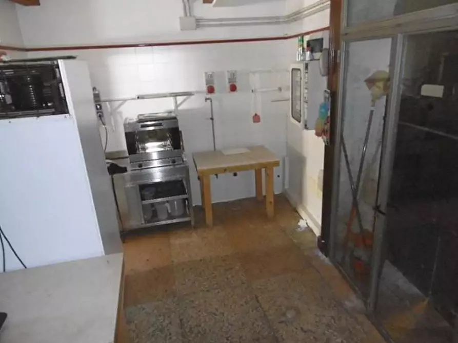 Immagine 5 di Negozio in vendita  in Via Paride da Cerea a Cerea