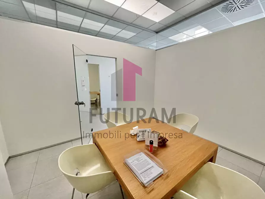 Immagine 19 di Ufficio in vendita  a Vicenza