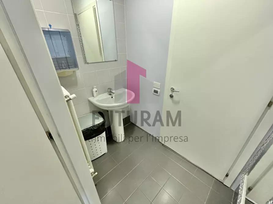 Immagine 32 di Ufficio in vendita  a Vicenza